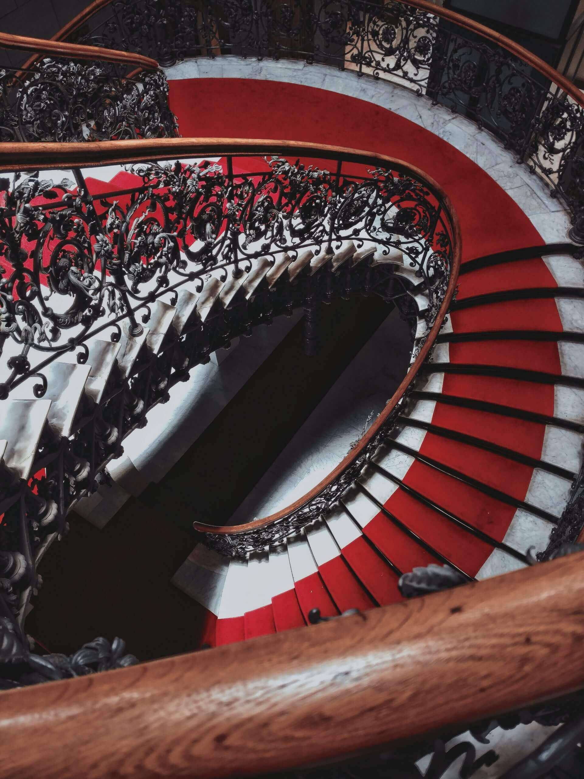 Escaleras con alfombra roja Escaleras de caracol con alfombra roja