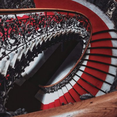Escaleras de caracol con alfombra roja